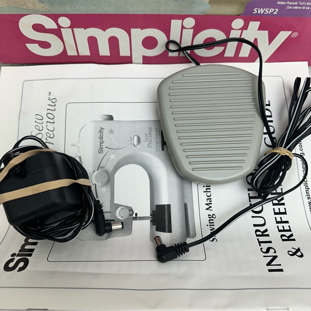 Simplicity Sew Precious Model SWSP2 Sewing Machine w/ Box, Instructions - Works - Picture 11 of 13